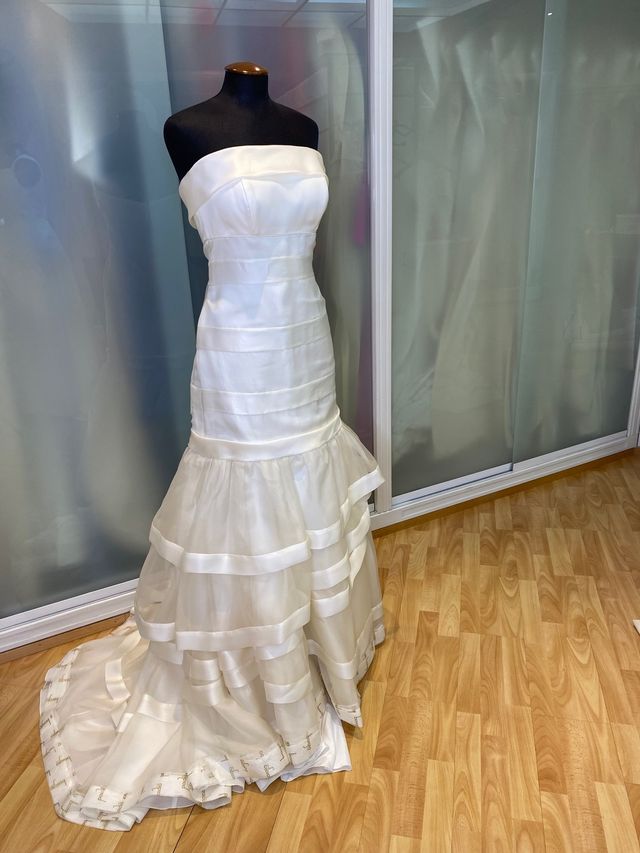 Vestido palabra de honor en organza