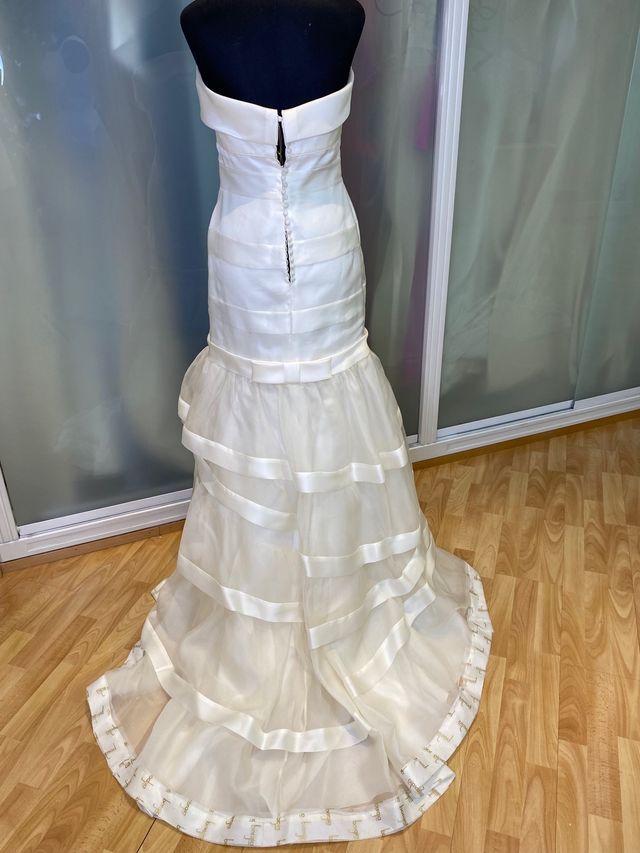 Vestido palabra de honor en organza