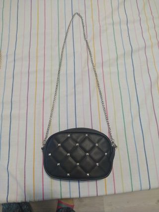Bolso  y riñonera de Bershka.