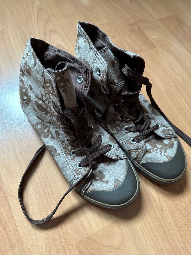 Zapatillas con calaveras