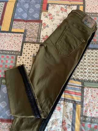 Pantalón vaquero verde caqui Zara