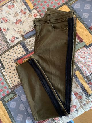 Pantalón vaquero verde caqui Zara
