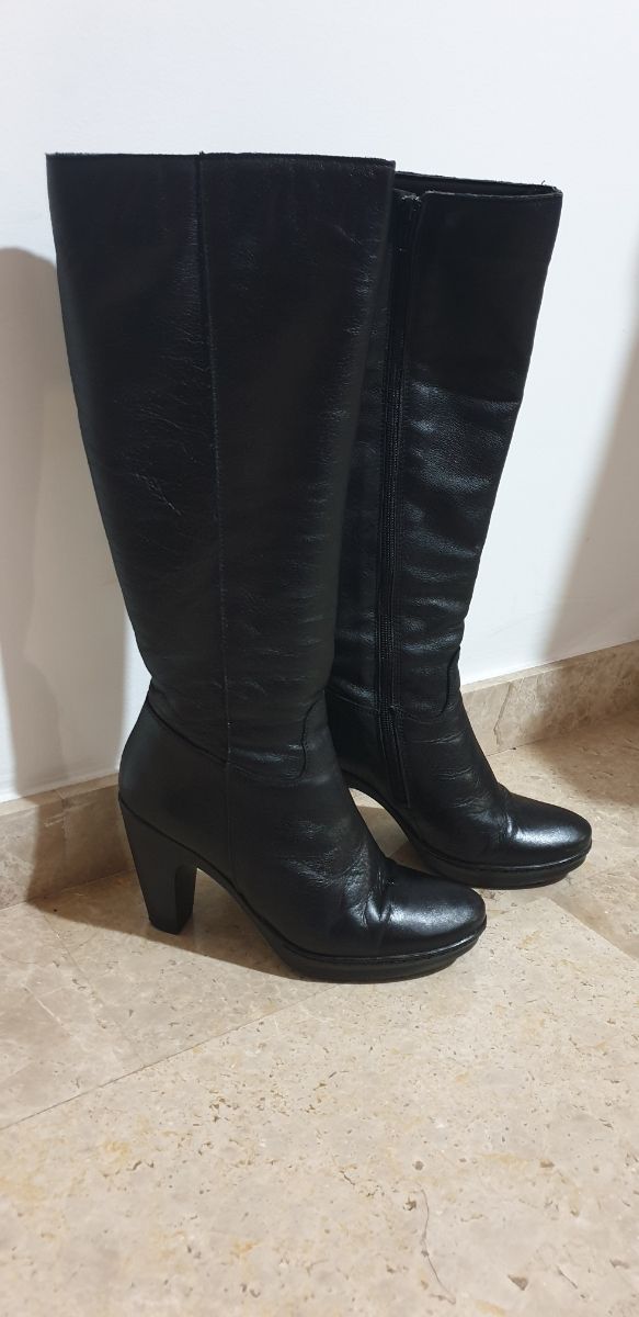 Botas altas de piel. Negras. N 36