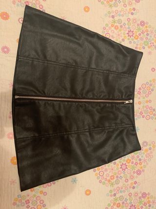 Falda de cuero negra H&M talla 36.