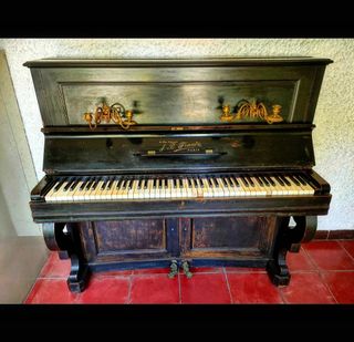 Antiguo piano francés JB Frantz