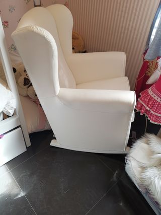 sillón de lactancia de piel blanco