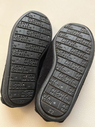 Mocasín talla 22 bebé.