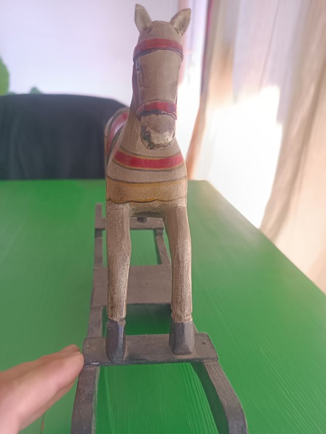 Caballito de madera antiguo
