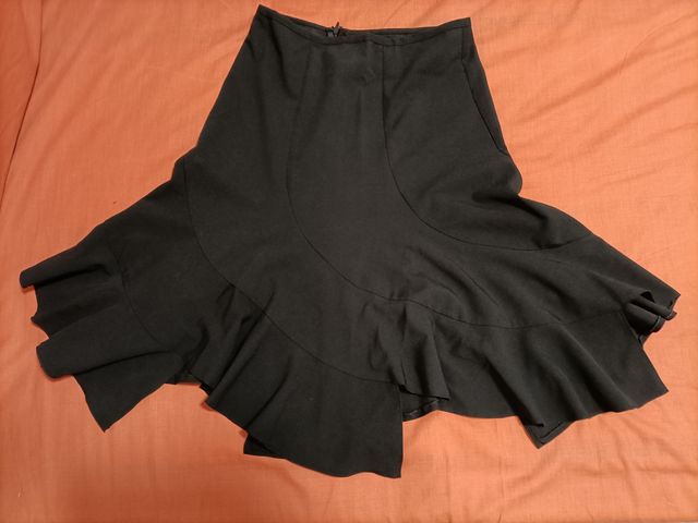 Falta negra corte al bies.