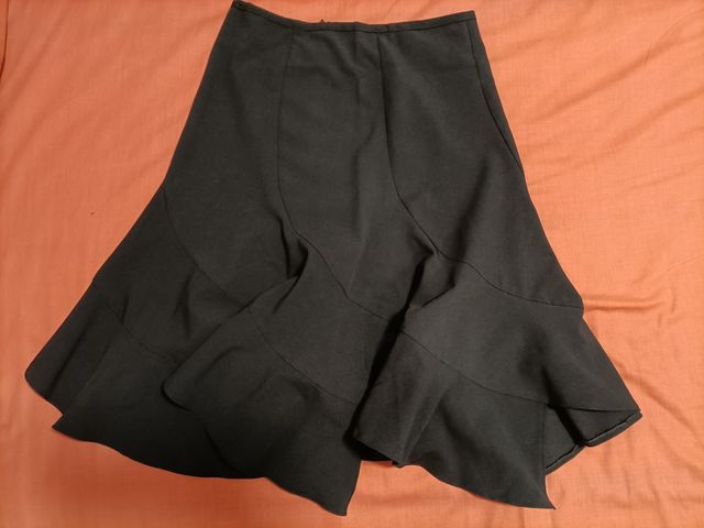 Falta negra corte al bies.