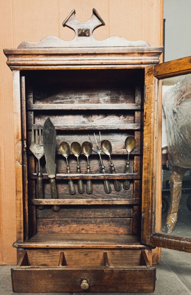 Armario antiguo de cocina para cubiertos