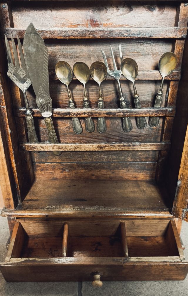 Armario antiguo de cocina para cubiertos