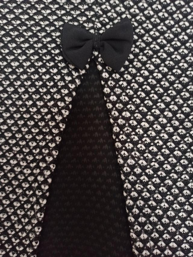 Jersey negro y blanco con lazo por detras