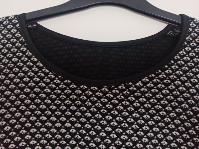 Jersey negro y blanco con lazo por detras