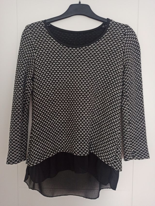 Jersey negro y blanco con lazo por detras