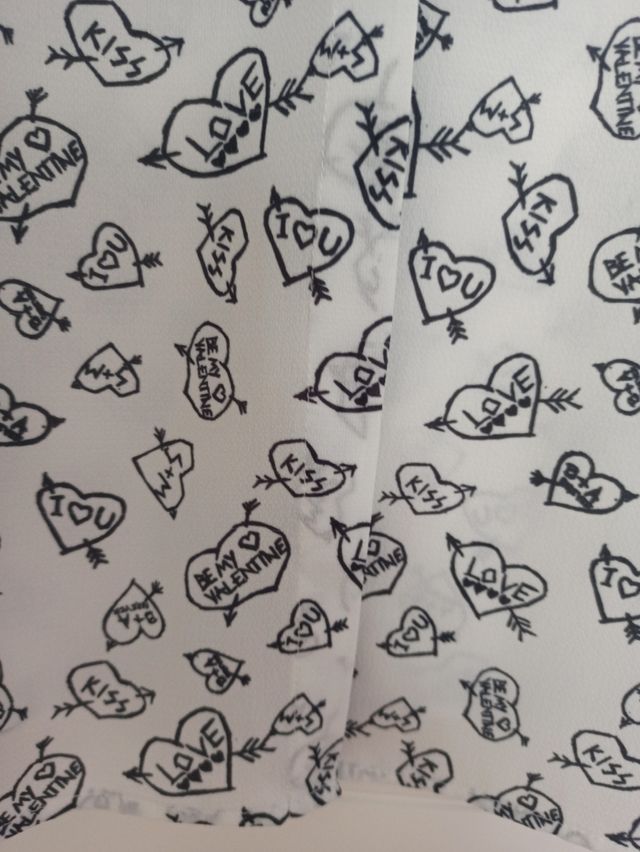 Camisa blanca con corazones