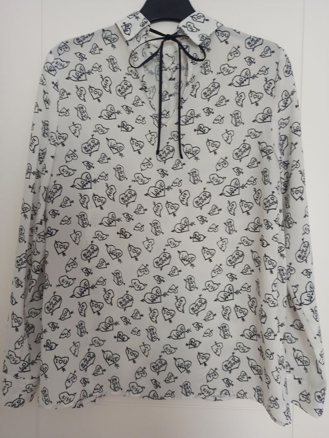 Camisa blanca con corazones
