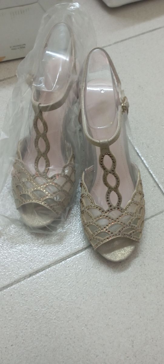 zapatos tacón dorado