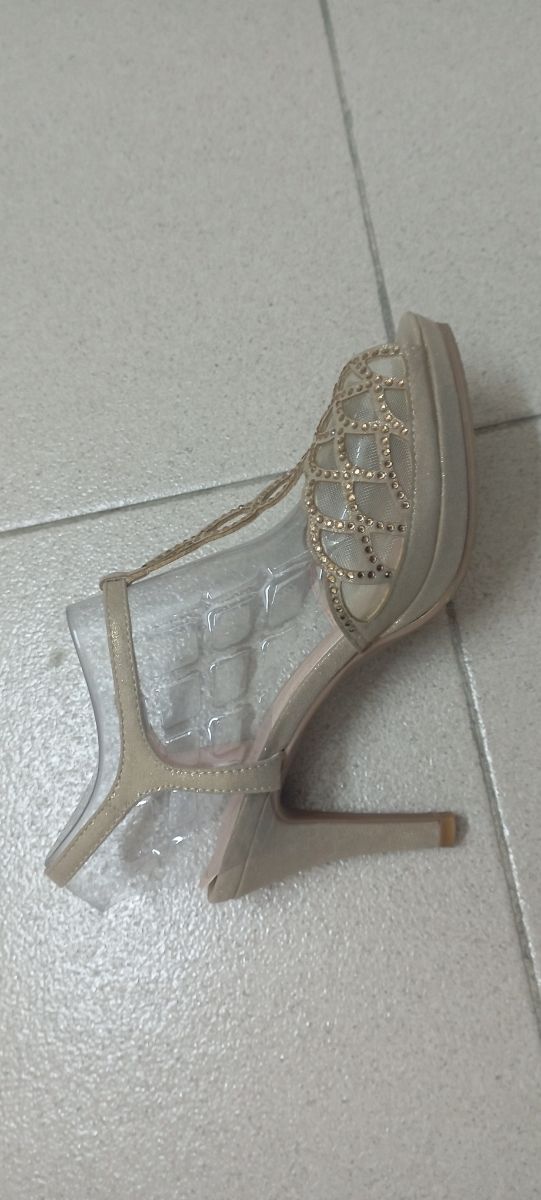 zapatos tacón dorado