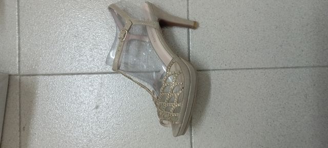 zapatos tacón dorado