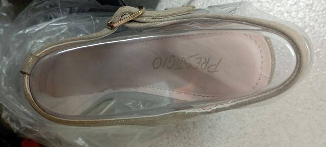 zapatos tacón dorado