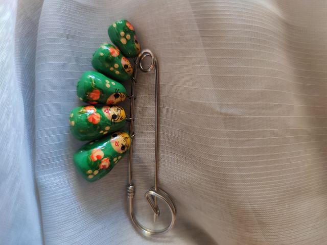 Alfiler para falda, o lo que tú quieras.