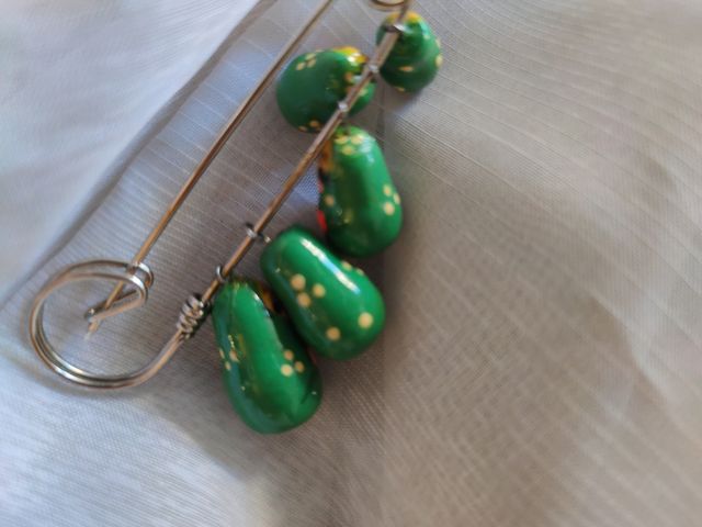 Alfiler para falda, o lo que tú quieras.