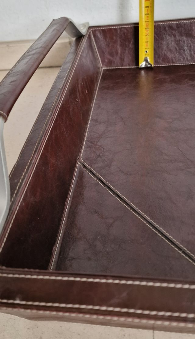 BANDEJA EN CUERO CON ASAS