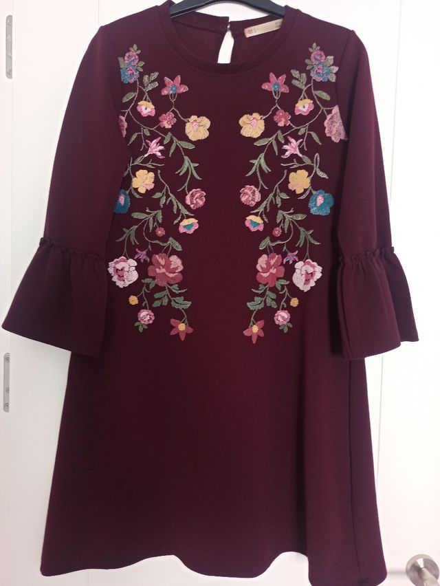 Vestido granate burdeos con flores y volantes