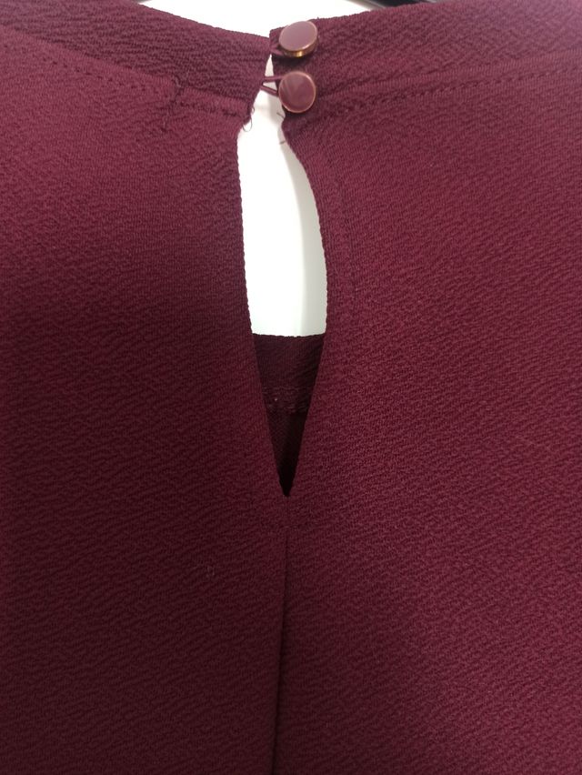 Vestido granate burdeos con flores y volantes