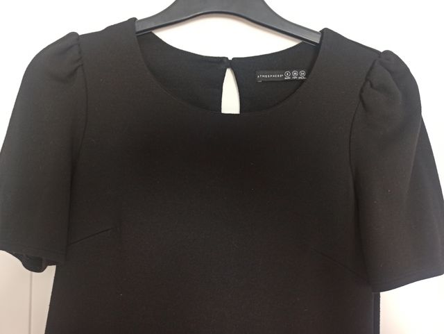 Vestido negro con manga abullonada