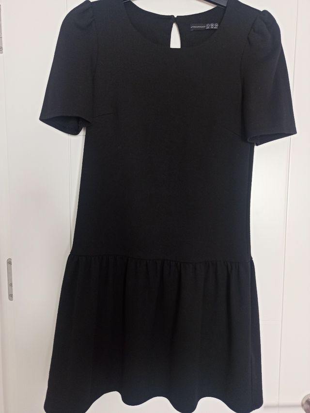 Vestido negro con manga abullonada
