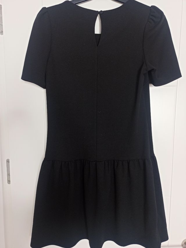 Vestido negro con manga abullonada