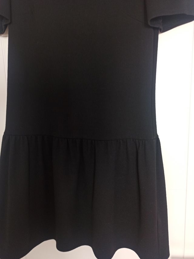 Vestido negro con manga abullonada