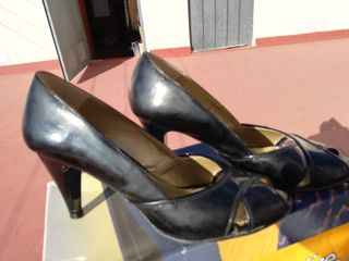Zapato de tacón negro charol fiesta