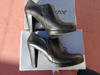 Zapatos abotinados de piel negros 