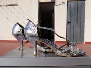 Sandalias plateadas efecto serpiente