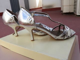 Sandalias plateadas efecto serpiente