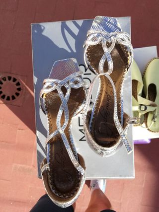 Sandalias plateadas efecto serpiente