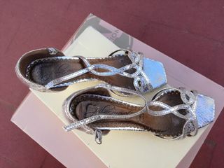 Sandalias plateadas efecto serpiente