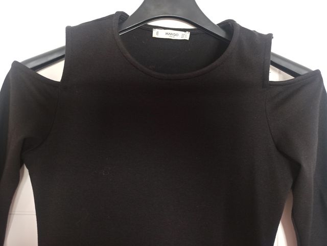 Vestido negro con hombros descubiertos