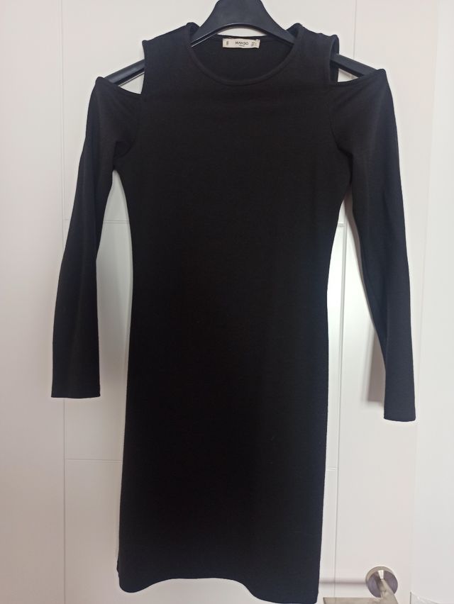 Vestido negro con hombros descubiertos