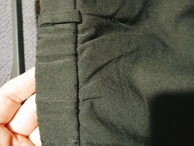 Pantalón negro,con goma a cada lado de la cintura