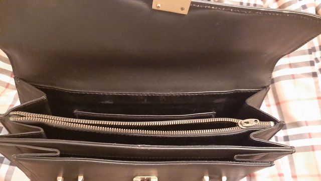 bolso de piel color negro, años 60