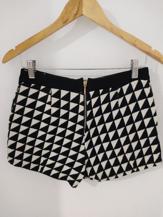 SHORT DE PUNTO DE STRADIVARIUS 