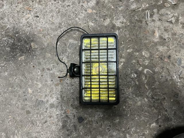 foco antiguo de cristal amarillo