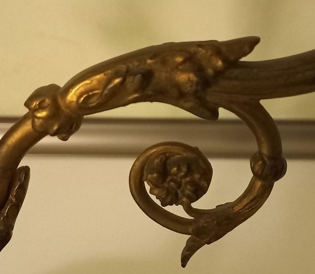 2 cose: candelabri antichi e scatole cinesi