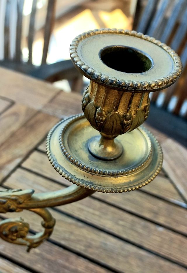 2 cose: candelabri antichi e scatole cinesi