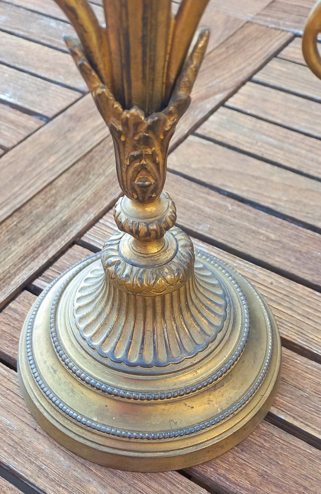 2 cose: candelabri antichi e scatole cinesi