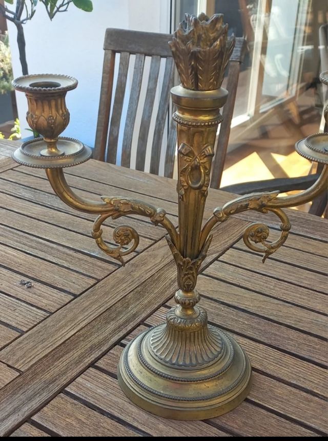 2 cose: candelabri antichi e scatole cinesi